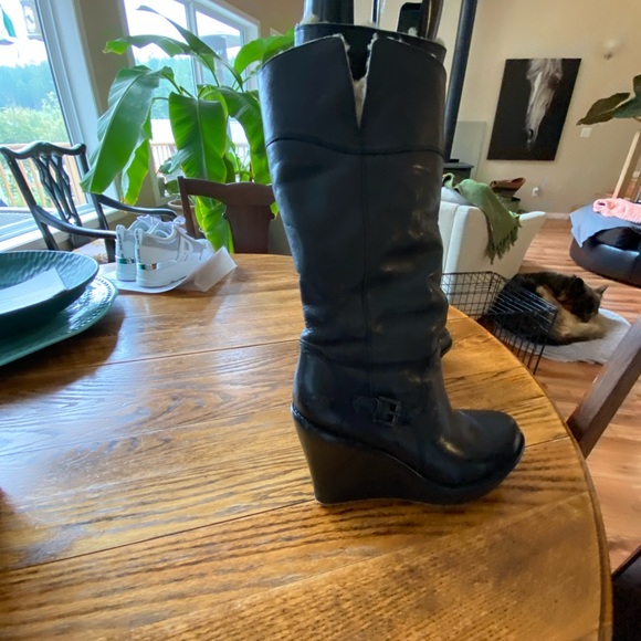 UGG Fur lined soft leather boots. - Picture 2 of 4